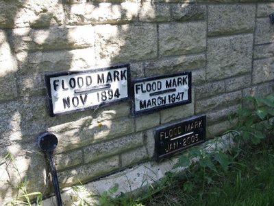 Flood markers at the weir