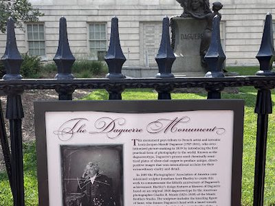 The Daguerre Monument