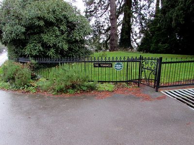 The Winnings fence and plaque, Colwall