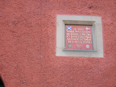 Edinburgh: date plaque in Lallans, Canongate