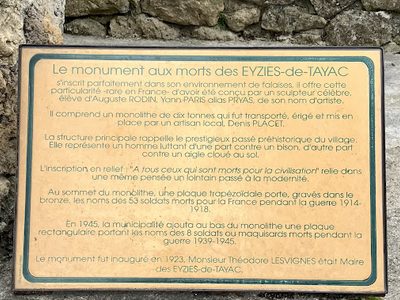 Le monument aux morts des EYZIES-de-TAYAC