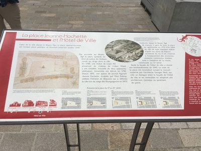 La Place Jeanne-Hachette et l'Hotel de Ville