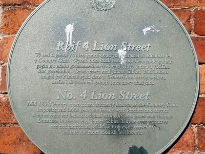 Plaque on number 4 Lion Street, Brecon