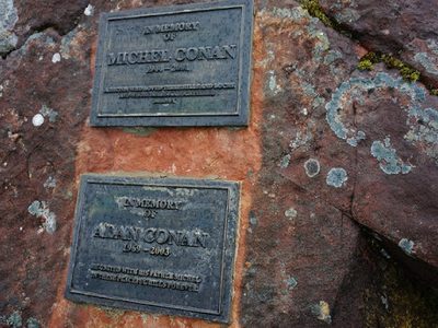 Memorial plaques