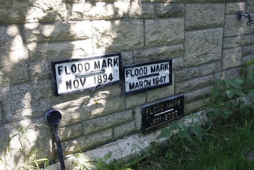 Flood markers at the weir