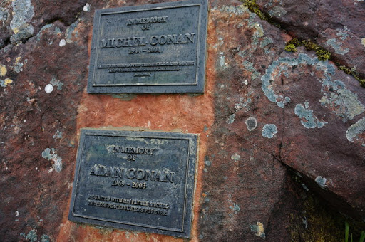 Memorial plaques