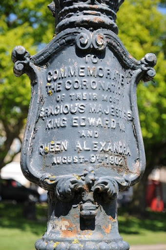 Plaque on a lamp in Rothbury