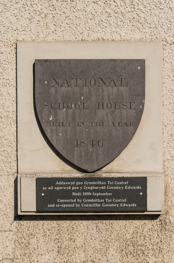 Plaque on Yr Hen Ysgol
