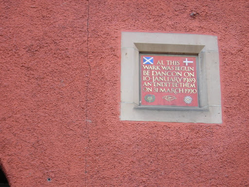 Edinburgh: date plaque in Lallans, Canongate