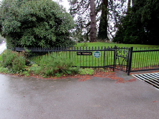 The Winnings fence and plaque, Colwall