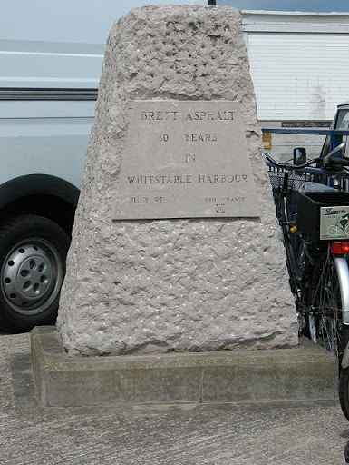 Brett Asphalt: commemorative pillar