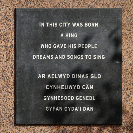 Ivor Novello Statue (plaque)