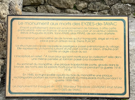 Le monument aux morts des EYZIES-de-TAYAC
