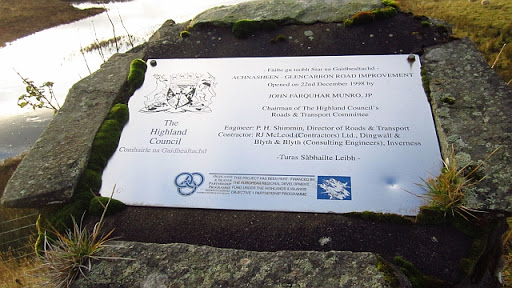 Cairn  and plaque, Loch Gowan