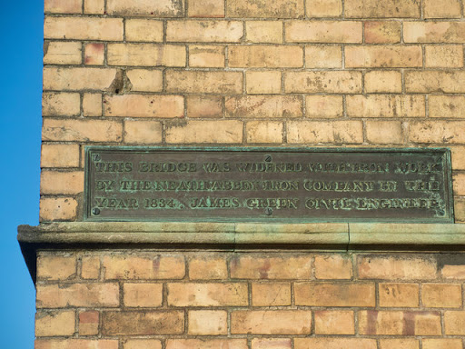 A plaque on the SE facing side of Bridge Chambers