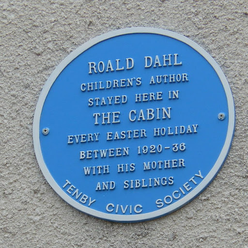 Blue Plaque commemorating visits by Roald Dahl to 'The Cabin'